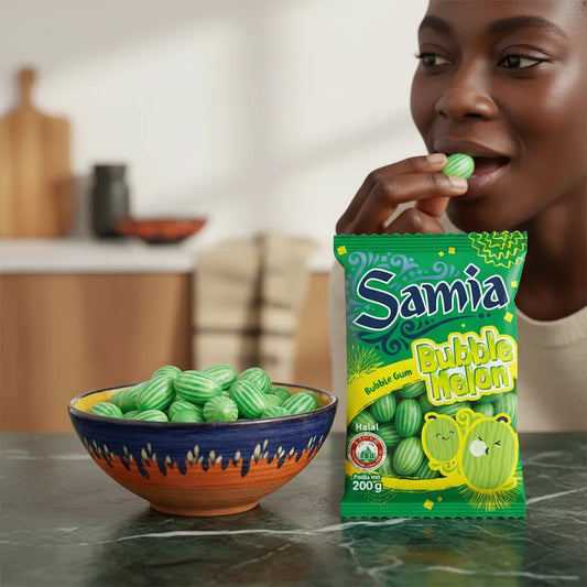 Femme dégustant les bonbons Melon Halal SAMIA, confiseries vertes fruitées dans un bol, parfaites pour une pause sucrée halal.