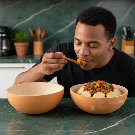 Homme dégustant un plat africain servi dans une Calebasse Africaine naturelle, accessoire traditionnel pour repas authentiques.