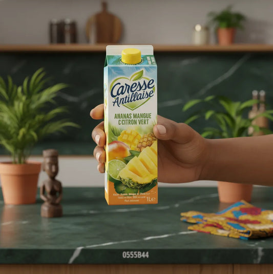 Main tenant une brique de nectar Ananas Mangue Citron Vert Caresse Antillaise 1L, boisson exotique idéale pour une pause fraîcheur.