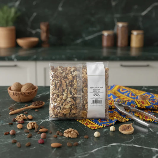 Sachet de cerneaux de noix PROFRUIT 500g posé sur plan de travail avec fruits secs. Parfait pour recettes sucrées ou salées.