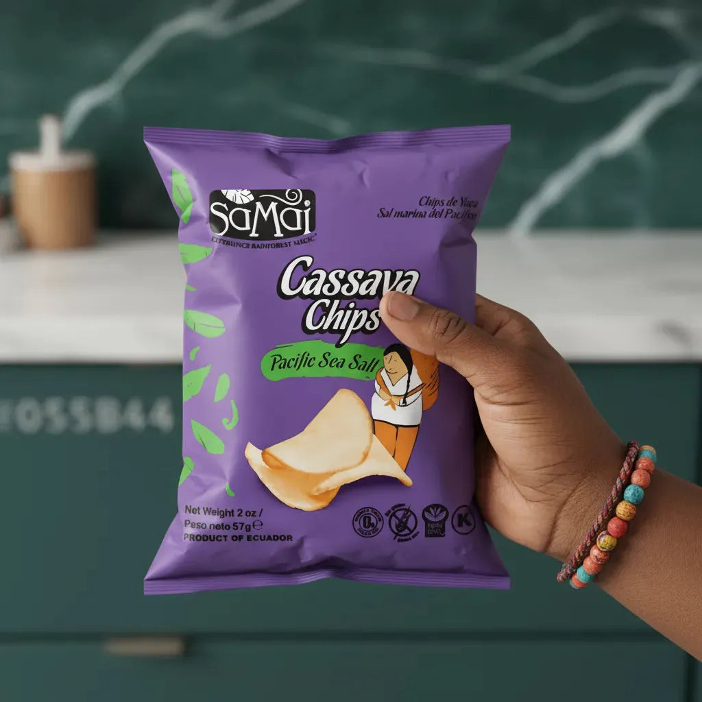 Main tenant un sachet de chips de manioc SAMAI, collation sans gluten au sel marin, produit d'Équateur en épicerie salée.