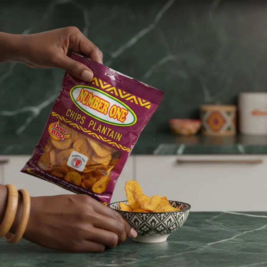 Versement de chips de plantain au BBQ N°1 dans un bol décoratif, parfait pour une pause gourmande et épicée.