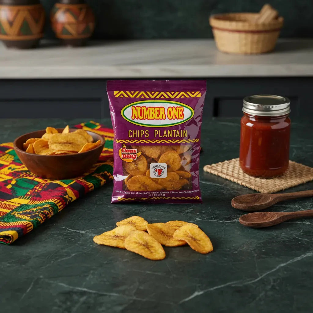 Chips de plantain au BBQ N°1 posées sur une table avec sauce barbecue, ambiance cuisine africaine et snack gourmet.
