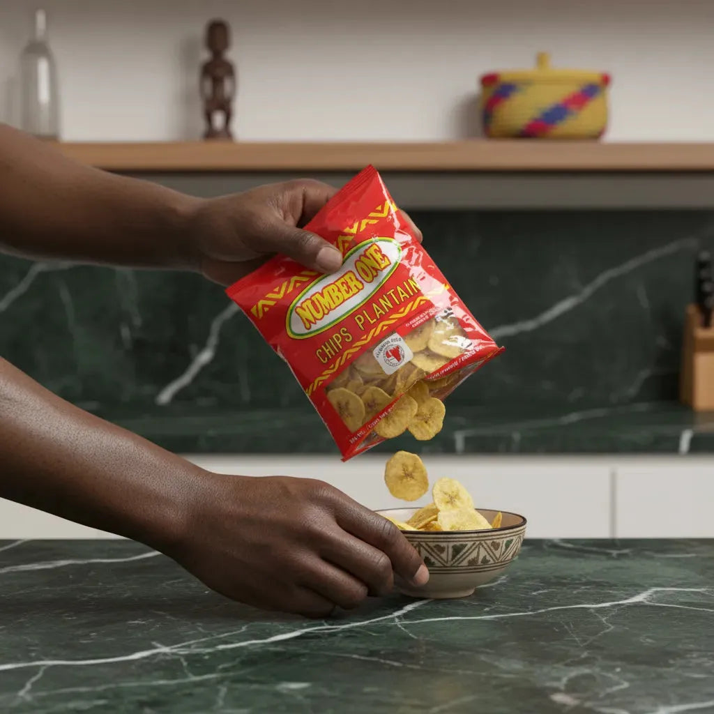 Main versant des chips de plantain sucrées N°1 dans un bol, snack savoureux à base de plantains mûrs pour une pause exotique et sucrée.