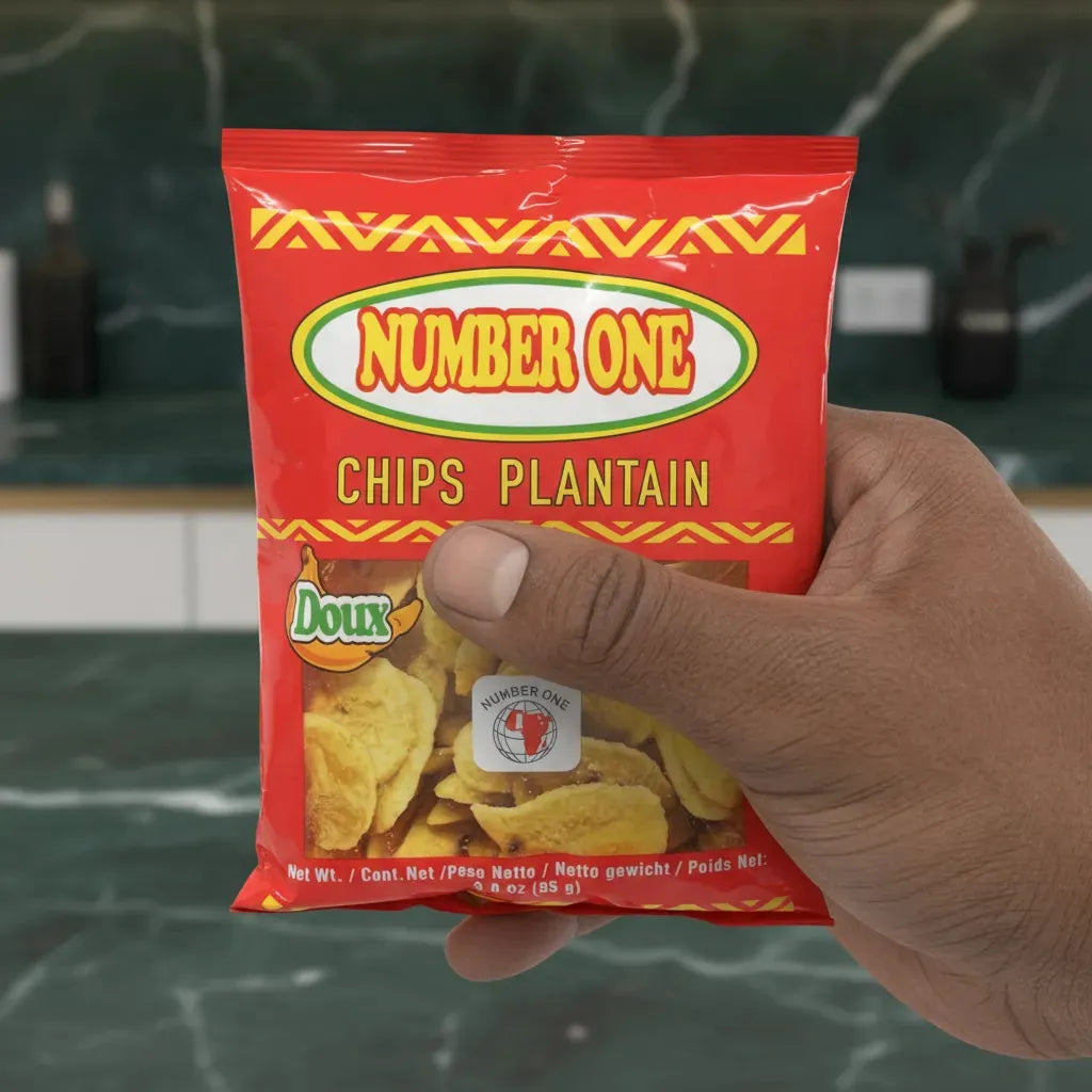 Main tenant un sachet de chips de plantain sucrées N°1, collation douce et pratique à emporter, parfaite pour les amateurs de snacks tropicaux.