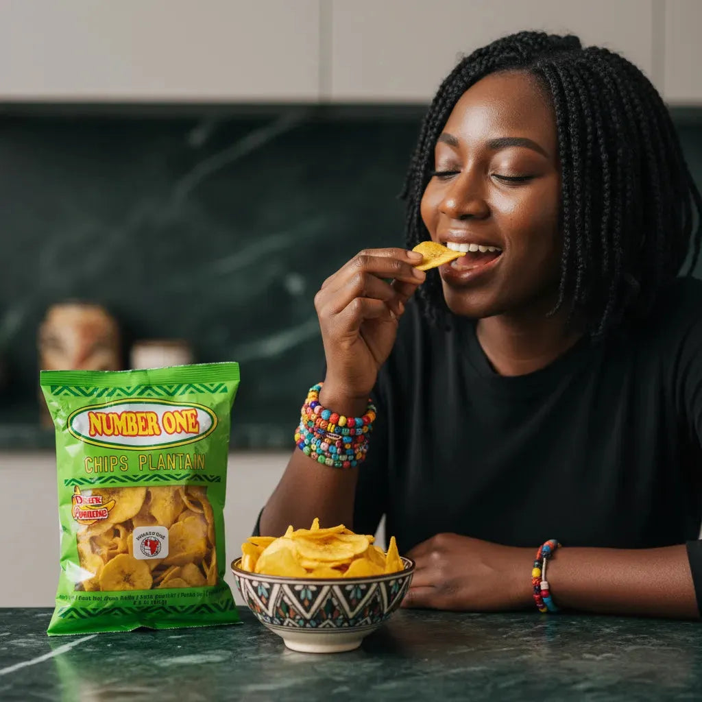 Femme dégustant des chips de plantain pomme N°1 Originales, collation savoureuse et croustillante. Snack sain et gourmand en épicerie salée.