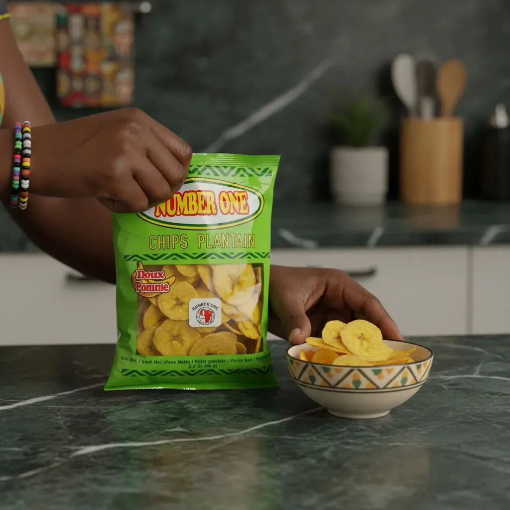 Chips de plantain pomme N°1 versées dans un bol, snack croustillant et sucré-salé. Idéal pour une pause gourmande originale.