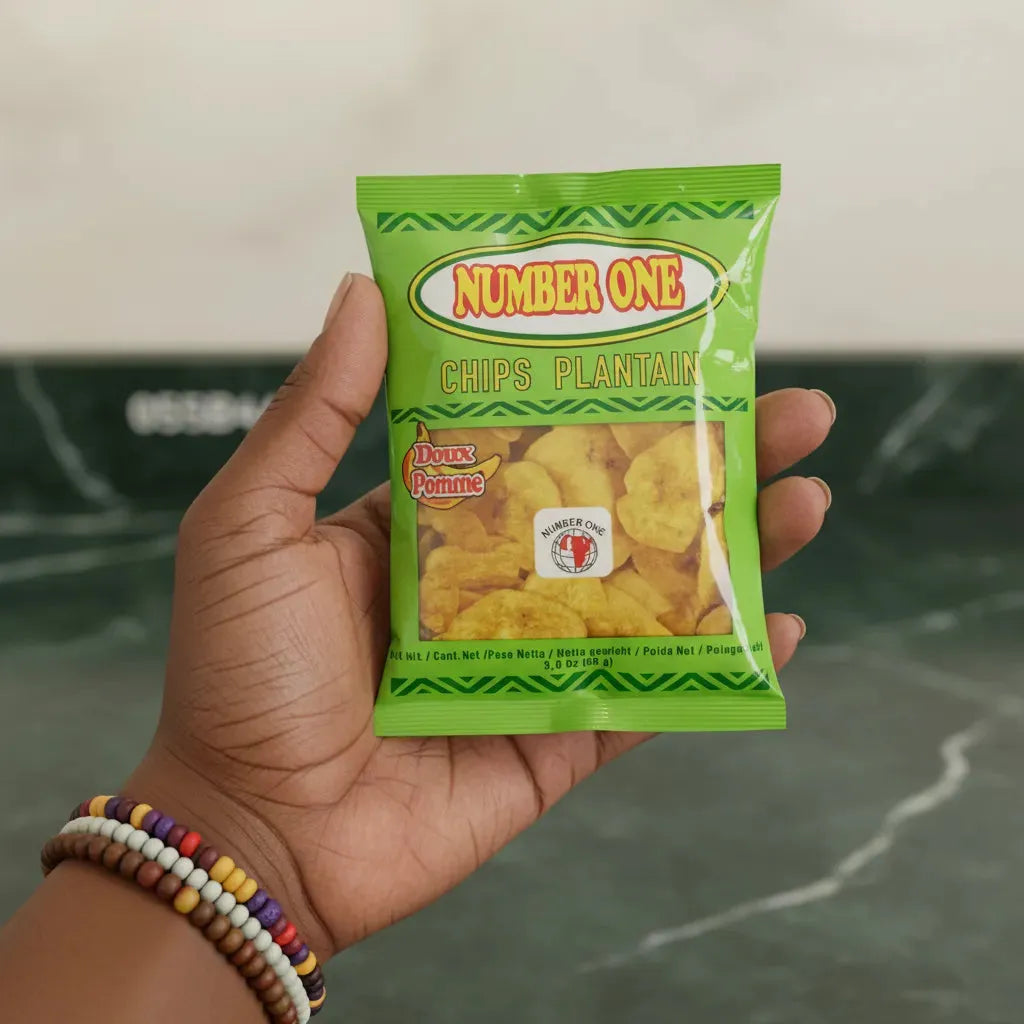 Main tenant un sachet de chips de plantain pomme N°1, format pratique pour collation. Produit épicerie salée au goût doux et fruité.