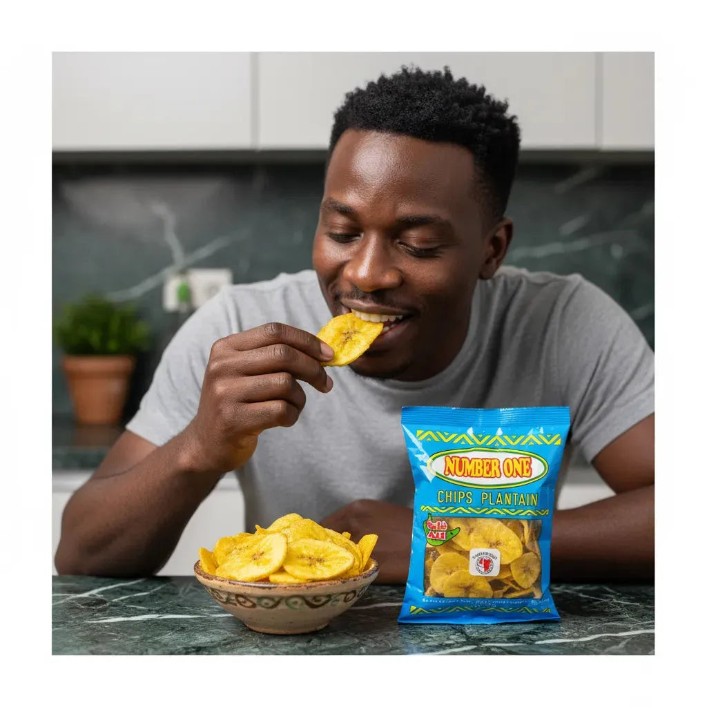 Homme dégustant des chips de plantain à l'ail N°1, snack croustillant et savoureux, parfait pour les amateurs de produits exotiques.