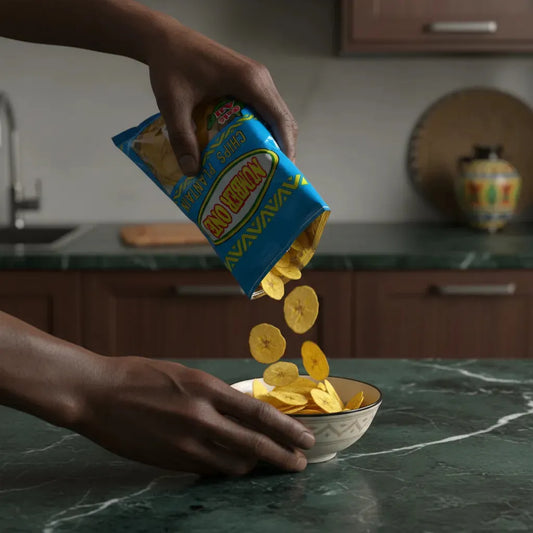 Main versant des chips de plantain à l'ail N°1 dans un bol, snack croustillant parfait pour l'apéritif ou les petites faims.