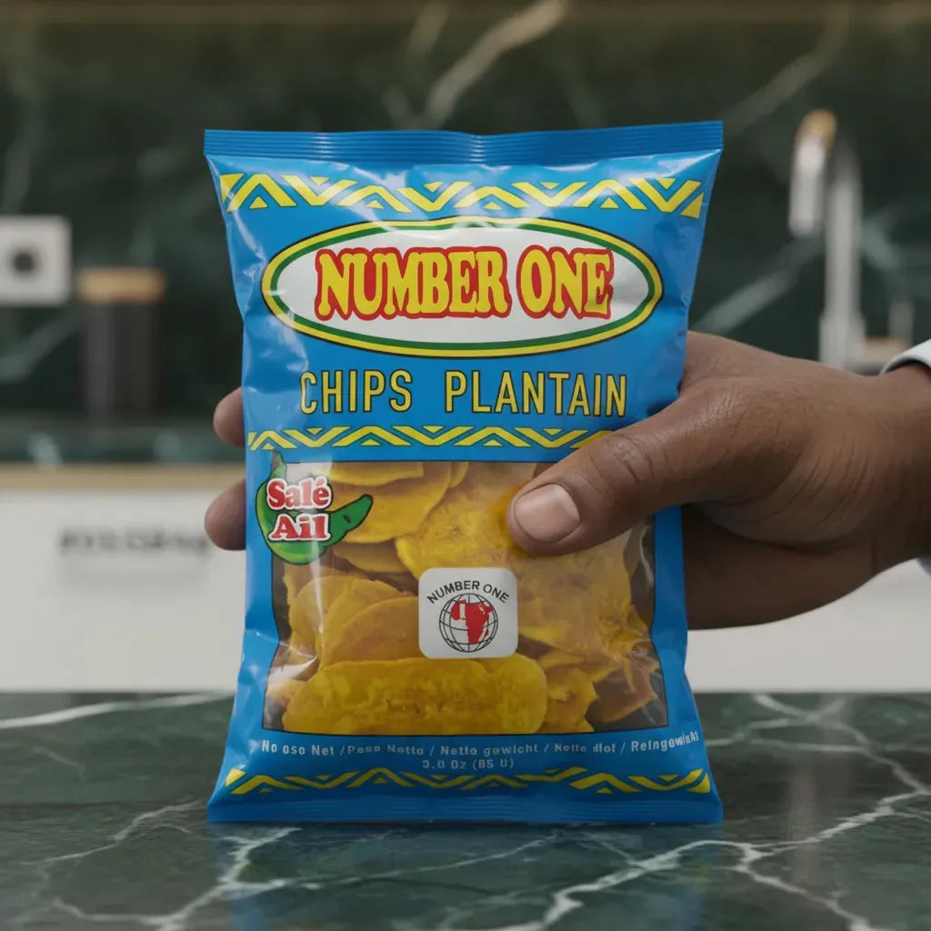 Main tenant un sachet de chips de plantain à l'ail N°1, produit d'épicerie salée prêt à consommer, idéal pour les encas.