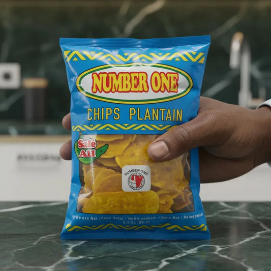 Main tenant un sachet de chips de plantain à l'ail N°1, produit d'épicerie salée prêt à consommer, idéal pour les encas.