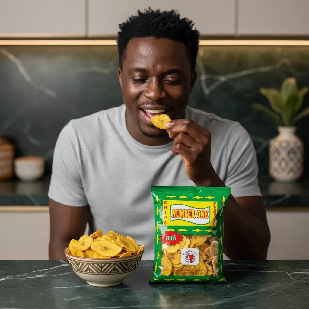 Homme dégustant les Chips de plantain salées N°1, collation croquante et savoureuse, parfaite pour les moments de plaisir salé.