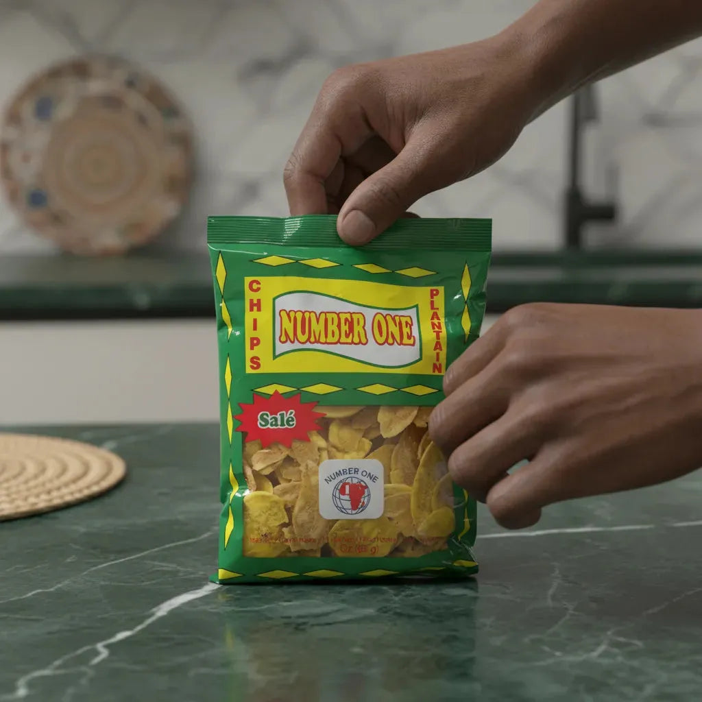 Main ouvrant un sachet de Chips de plantain salées N°1, collation salée et exotique idéale pour les amateurs de snacks croustillants.