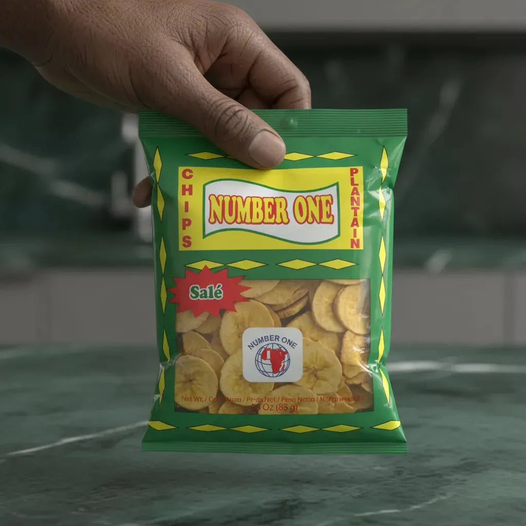 Sachet de Chips de plantain salées N°1 tenu à la main, snack savoureux à base de plantains mûrs, parfait pour l'épicerie salée.