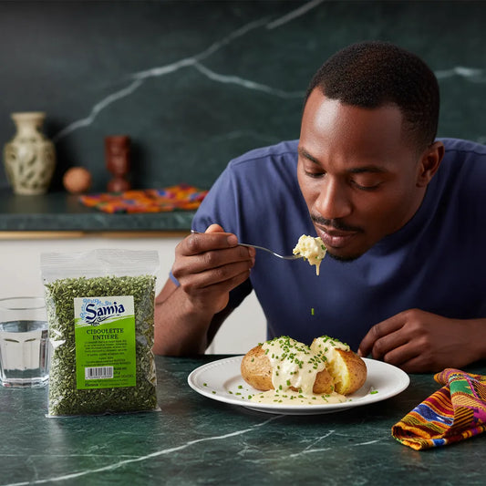 Homme dégustant une pomme de terre garnie de ciboulette entière SAMIA, herbe séchée parfaite pour sublimer les plats salés au quotidien.