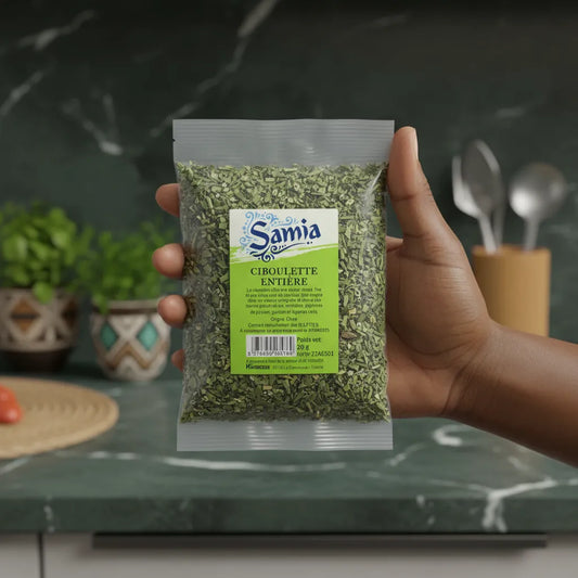 Main tenant un sachet de ciboulette entière SAMIA, herbe aromatique séchée pour épicerie salée, parfaite pour enrichir vos plats.