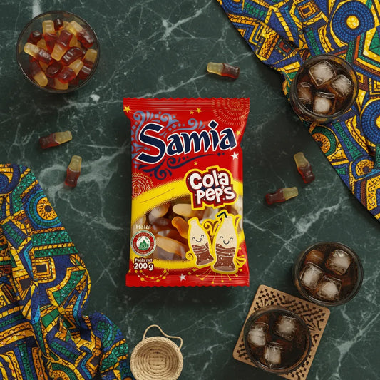 Bonbons Cola Pep's Halal - Saveur Cola | SAMIA posés sur une table avec boissons et tissus colorés, ambiance festive et sucrée.