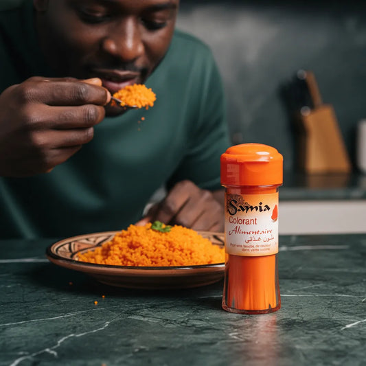 Flacon de colorant alimentaire SAMIA utilisé pour rehausser la couleur d’un couscous maison. Ingrédient polyvalent pour cuisine créative.