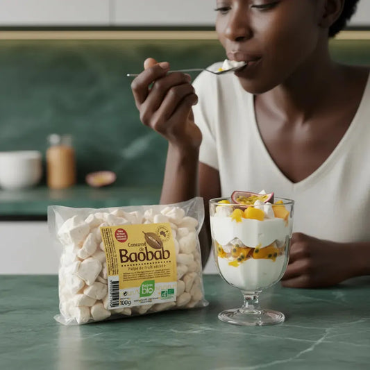 Femme dégustant un dessert au yaourt garni de fruits et de concassé de baobab BIO RACINES, ingrédient naturel et acidulé pour recettes sucrées.