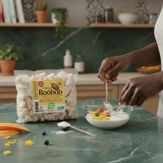 Préparation d’un dessert au yaourt avec fruits frais et concassé de baobab BIO RACINES, super-aliment bio pour une cuisine saine et gourmande.