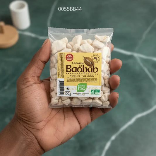 Main tenant un sachet de concassé de baobab BIO RACINES 100g, produit d’épicerie sucrée certifié bio, riche en nutriments et saveur naturelle.
