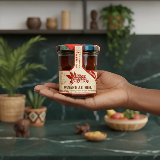 Pot de Confiture Banane Miel Guyane tenu en main, produit artisanal DÉLICES DE GUYANE, parfait pour tartines et douceurs tropicales.