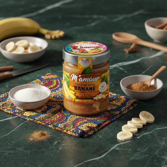 Pot de confiture M'AMOUR sur tissu coloré avec ingrédients frais, confiture banane naturelle pour épicerie sucrée.