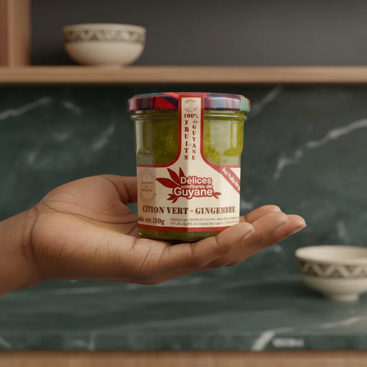 Pot de confiture citron vert gingembre DÉLICES DE GUYANE tenu en main, produit artisanal aux saveurs tropicales et texture onctueuse.