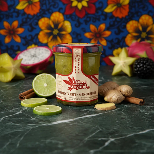 Confiture citron vert gingembre DÉLICES DE GUYANE entourée de fruits exotiques, idéale pour une épicerie sucrée aux saveurs tropicales.