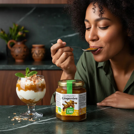 Femme dégustant la confiture gingembre Racines Bio avec un dessert au yaourt, produit artisanal d'épicerie sucrée au goût épicé et naturel.