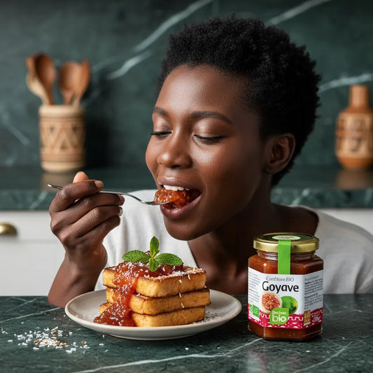 Femme dégustant des gaufres nappées de confiture goyave RACINES BIO, idéale pour le petit-déjeuner ou dessert bio et savoureux.