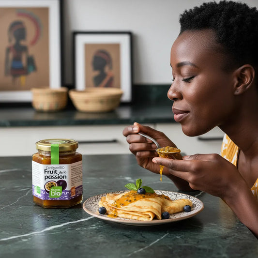 Femme dégustant une crêpe garnie de confiture fruit de la passion bio Racines, parfaite pour desserts gourmands et petit-déjeuner sain.
