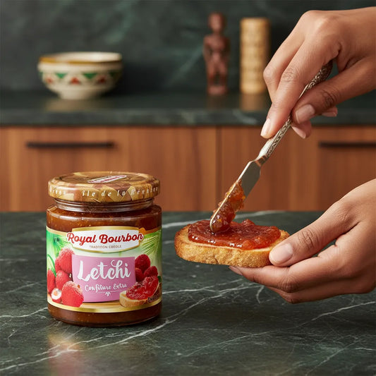 Tartine de pain avec confiture de letchi ROYAL BOURBON - Goût Authentique, dégustée dans une cuisine moderne, produit d'épicerie sucrée.