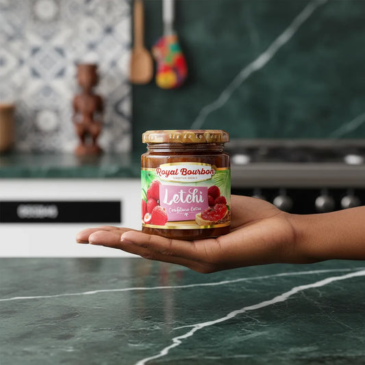 Main tenant un pot de confiture de letchi ROYAL BOURBON - Goût Authentique, mise en avant du produit d'épicerie sucrée.