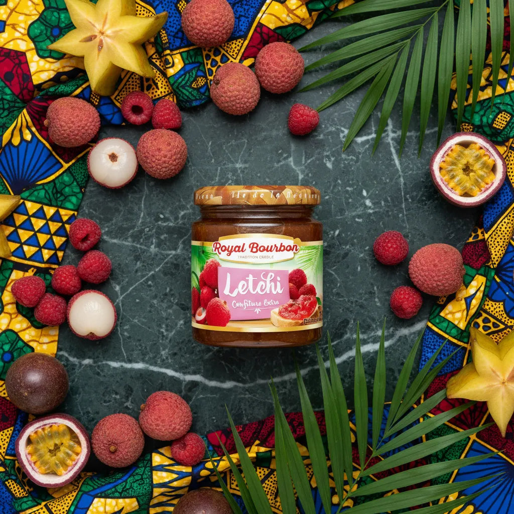 Confiture de letchi ROYAL BOURBON entourée de fruits tropicaux sur fond vert, présentation exotique pour épicerie sucrée.