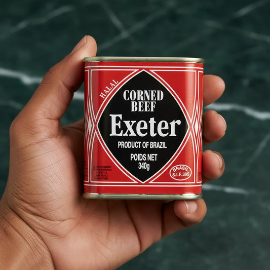Corned Beef EXETER 340g tenu en main, conserve compacte et pratique pour les amateurs de viande cuite en épicerie salée.