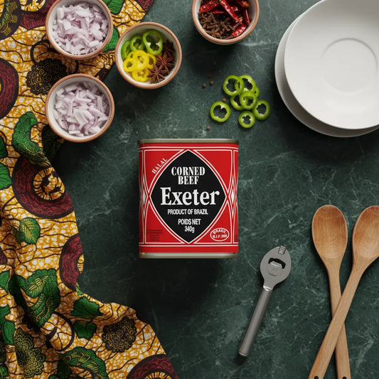 Corned Beef EXETER 340g au centre d'ingrédients frais sur table de cuisine, parfait pour préparer des plats maison savoureux.