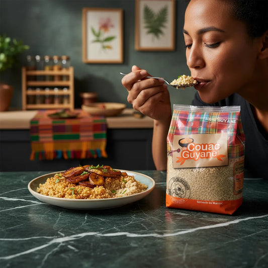 Femme dégustant du Couac DÉLICES DE GUYANE - Semoule Manioc Guyane servi avec légumes, dans une cuisine moderne aux accents tropicaux.