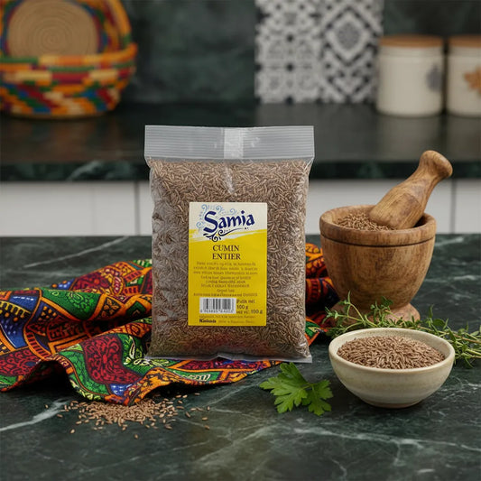 Cumin entier Samia présenté dans une cuisine avec mortier, bol et tissu coloré, idéal pour enrichir vos recettes d'épicerie salée.