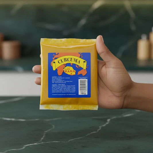 Curcuma Bourbon MAISON RAMA tenu à la main, sachet de 100g pratique pour une utilisation facile en cuisine, épicerie salée de qualité.