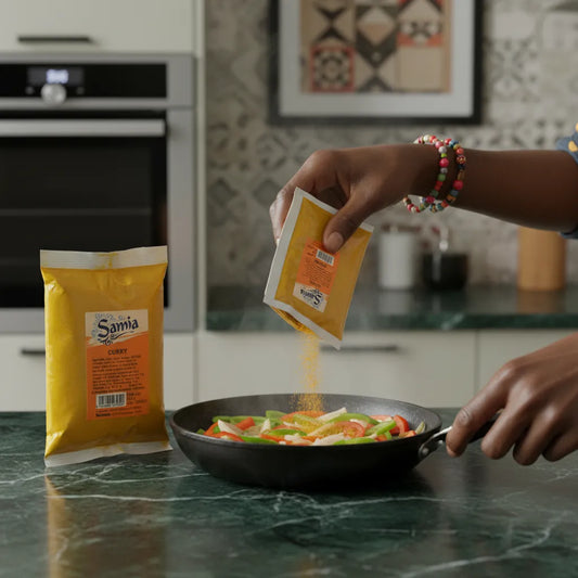 Main versant Curry SAMIA - Épices en Poudre dans une poêle de légumes, parfait pour assaisonner vos plats avec une touche épicée.