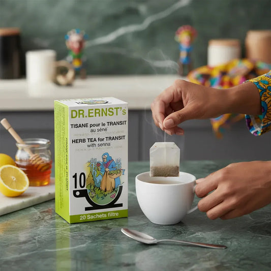 Préparation d'une tasse de Tisane Transit DR ERNST'S avec un sachet infusé, accompagnée de citron et miel pour le transit naturel.
