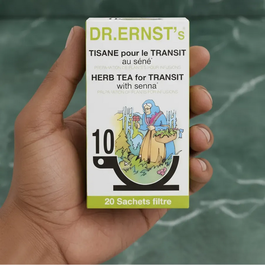 Main tenant une boîte de Tisane Transit DR ERNST'S au séné, 20 sachets pour favoriser le transit intestinal naturellement.