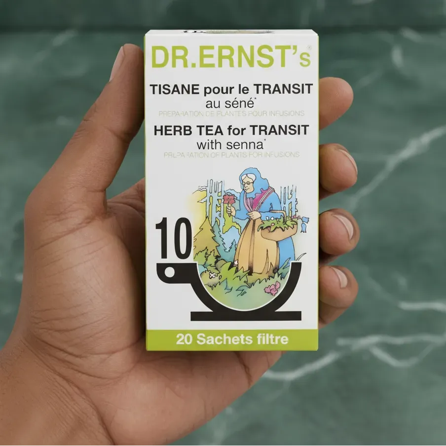 Main tenant une boîte de Tisane Transit DR ERNST'S au séné, 20 sachets pour favoriser le transit intestinal naturellement.