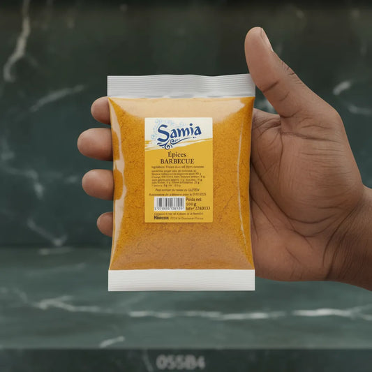 Main tenant un sachet d'épices barbecue SAMIA, idéal pour une utilisation pratique en cuisine ou lors de barbecues en plein air.