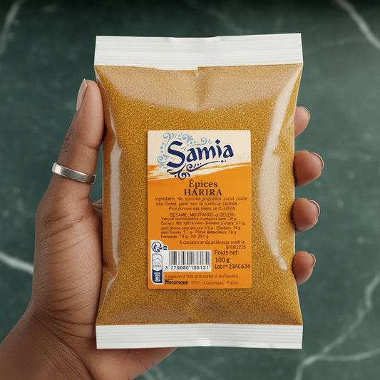 Sachet d’épices pour harira SAMIA - Mélange Aromatique Parfait tenu en main, format pratique pour assaisonner les plats marocains.