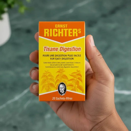 Main tenant une boîte de Tisane Digestion DR ERNST'S, tisanes naturelles digestives au format compact de 20 sachets-filtres.