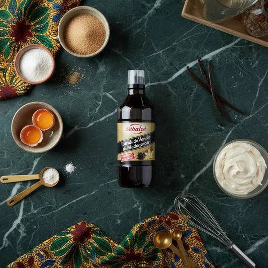 Extrait de vanille de Madagascar SEBALCE posé sur un plan de travail avec ingrédients pâtissiers, idéal pour recettes sucrées maison.
