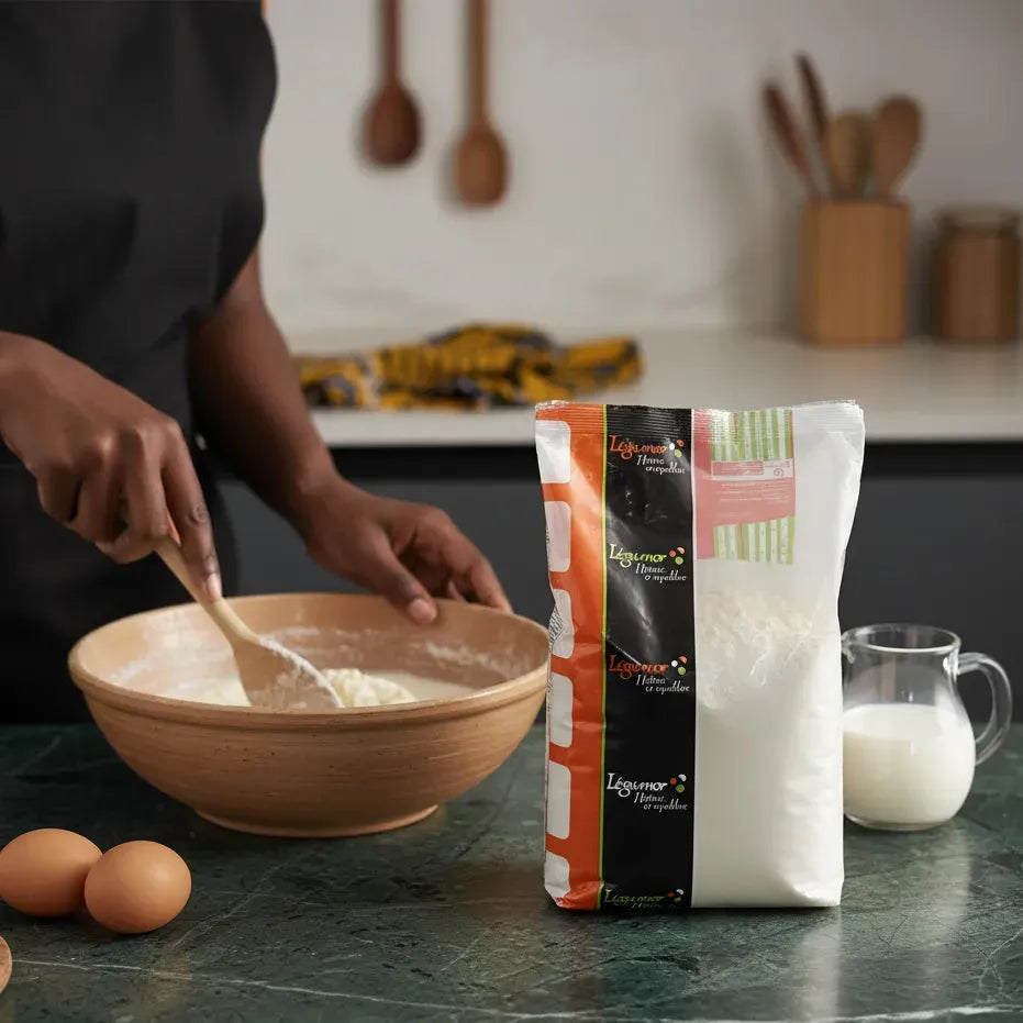 Farine de riz LEGUMOR sans gluten à côté d’un bol de pâte, œufs et lait. Parfaite pour préparations culinaires sucrées ou salées.